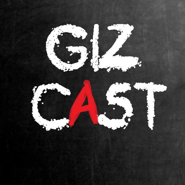 Logo marca, Giz Cast escrito como em quadro negro, com a letra A, da palavra CAST, escrita em vermelho.